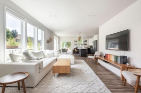 Comfy Family Home, Walkable Neighborhood + Patio!